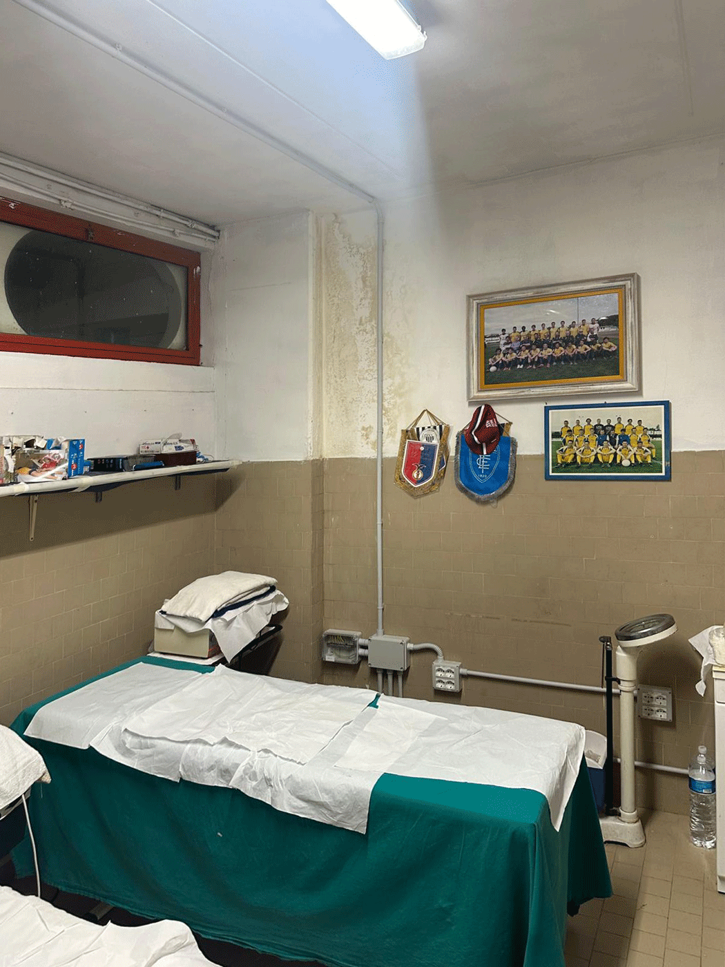 Locale infermeria dello Stadio Comunale Riccardo Neri con lettino e impianti a servizio dell’ambiente.