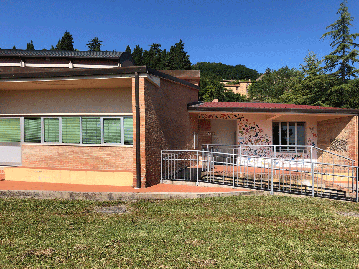 Vista esterna della scuola elementare di Chianni con ingresso accessibile mediante rampa.