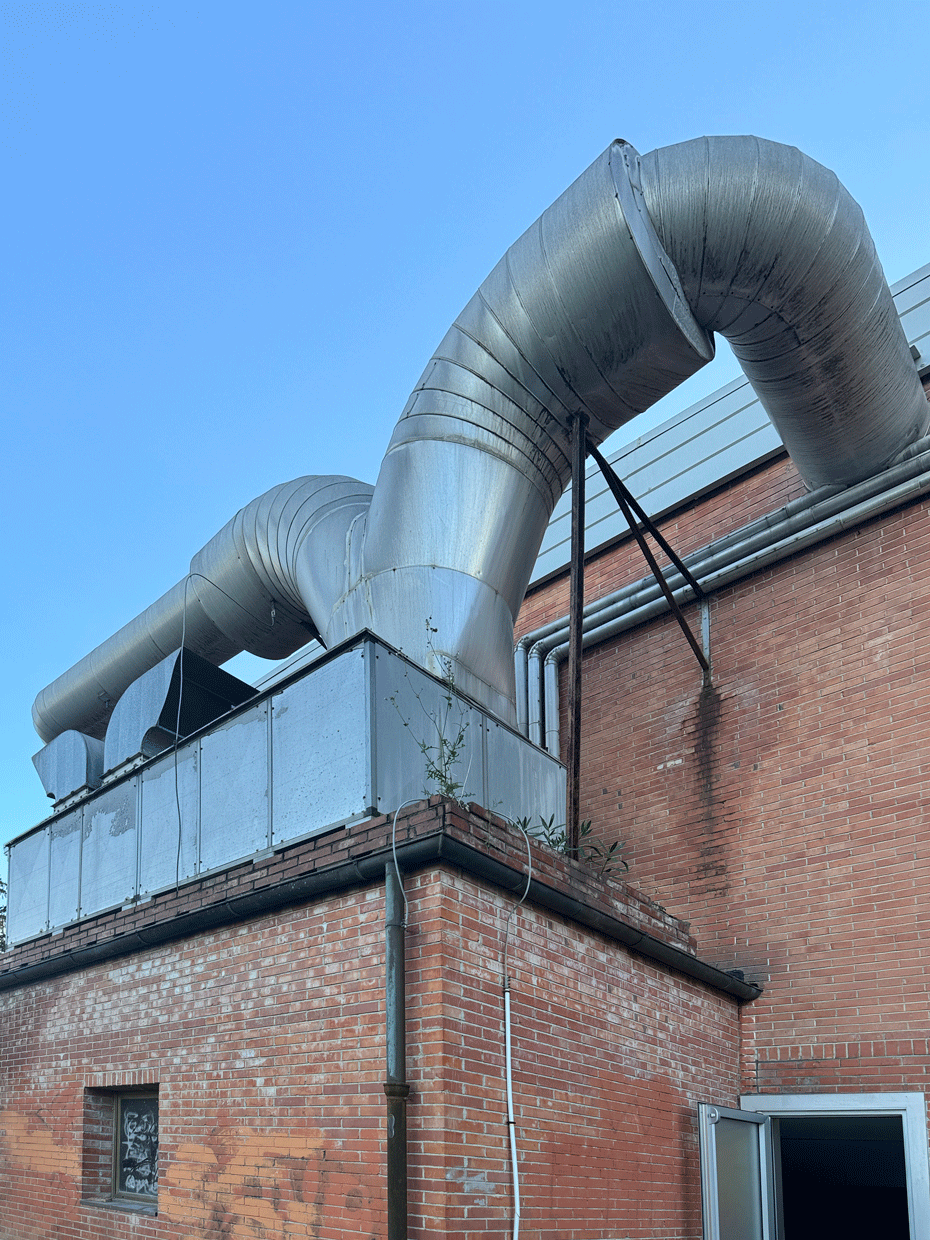 Vista esterna delle canalizzazioni dell’impianto HVAC sulla copertura della palestra.