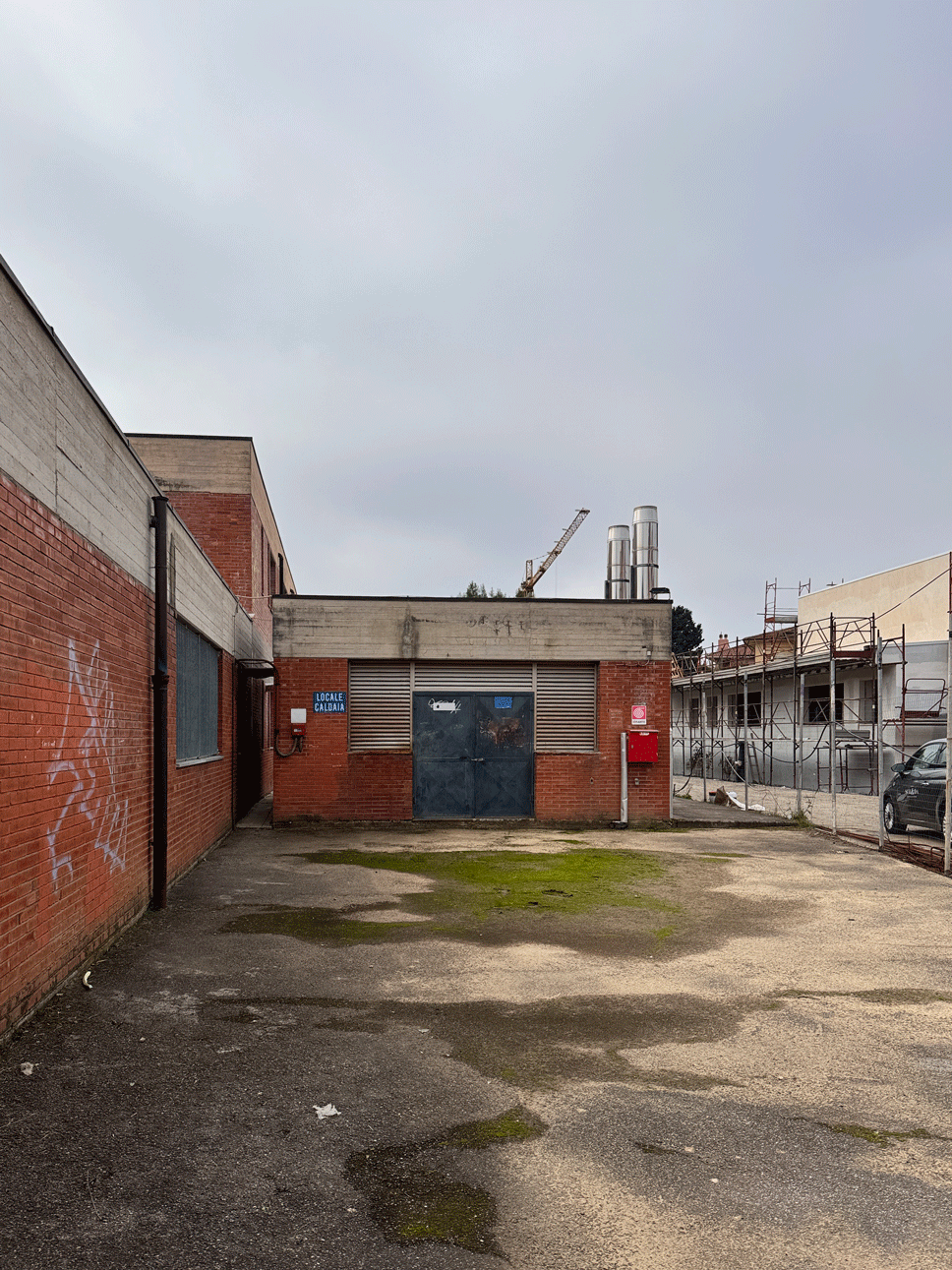 Vista esterna dei fabbricati della palestra e degli spazi pertinenziali.