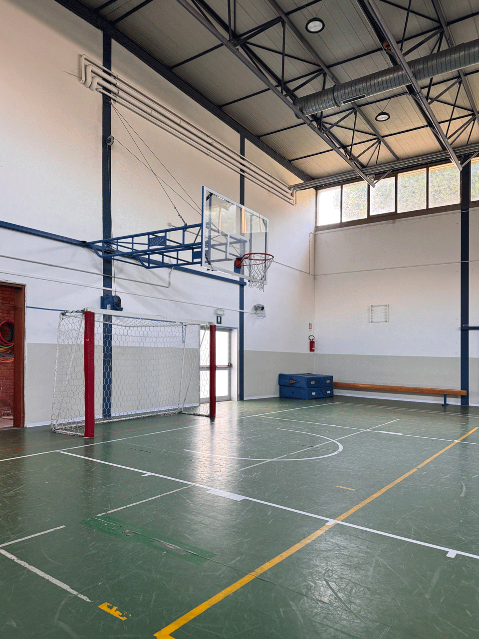 Vista interna del campo da gioco della palestra scolastica Vanghetti.