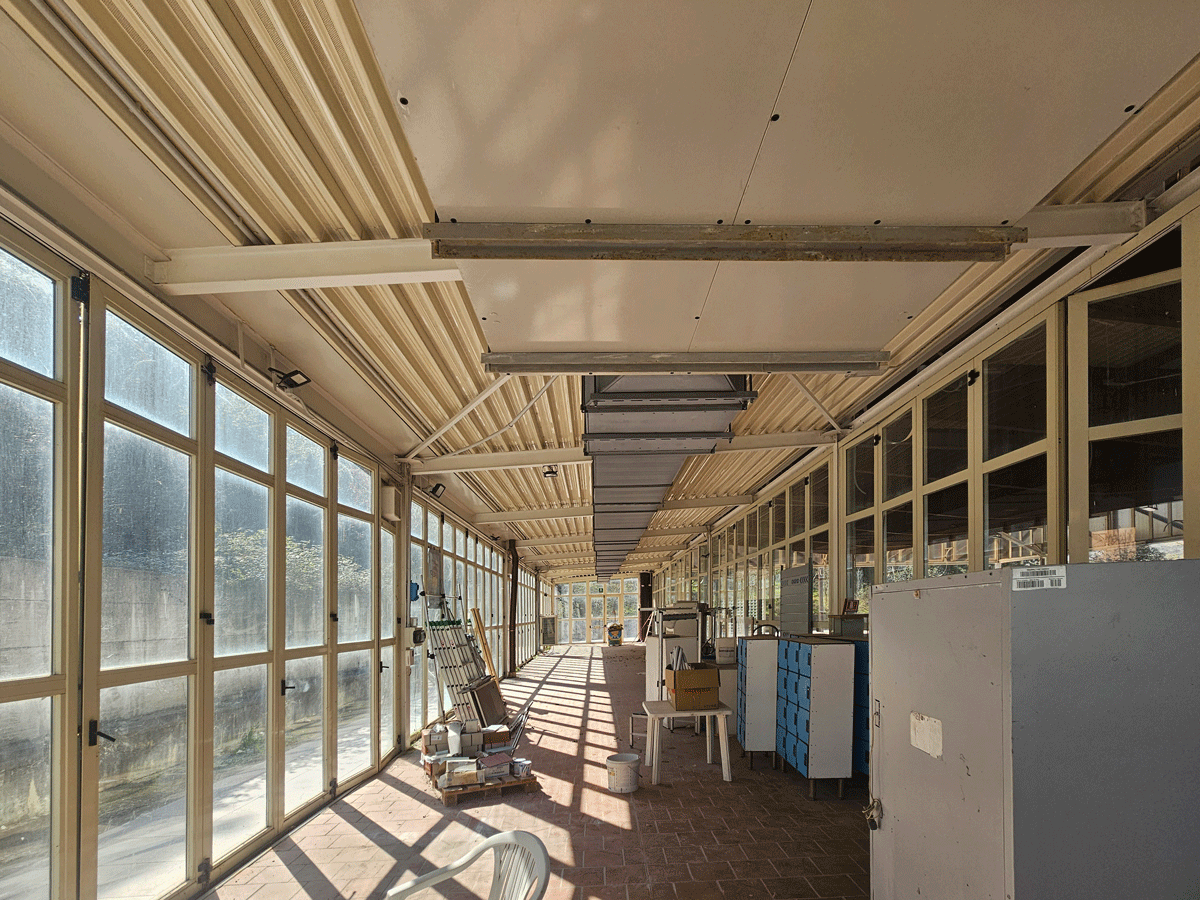 Vista del corridoio interno della piscina di Larderello.