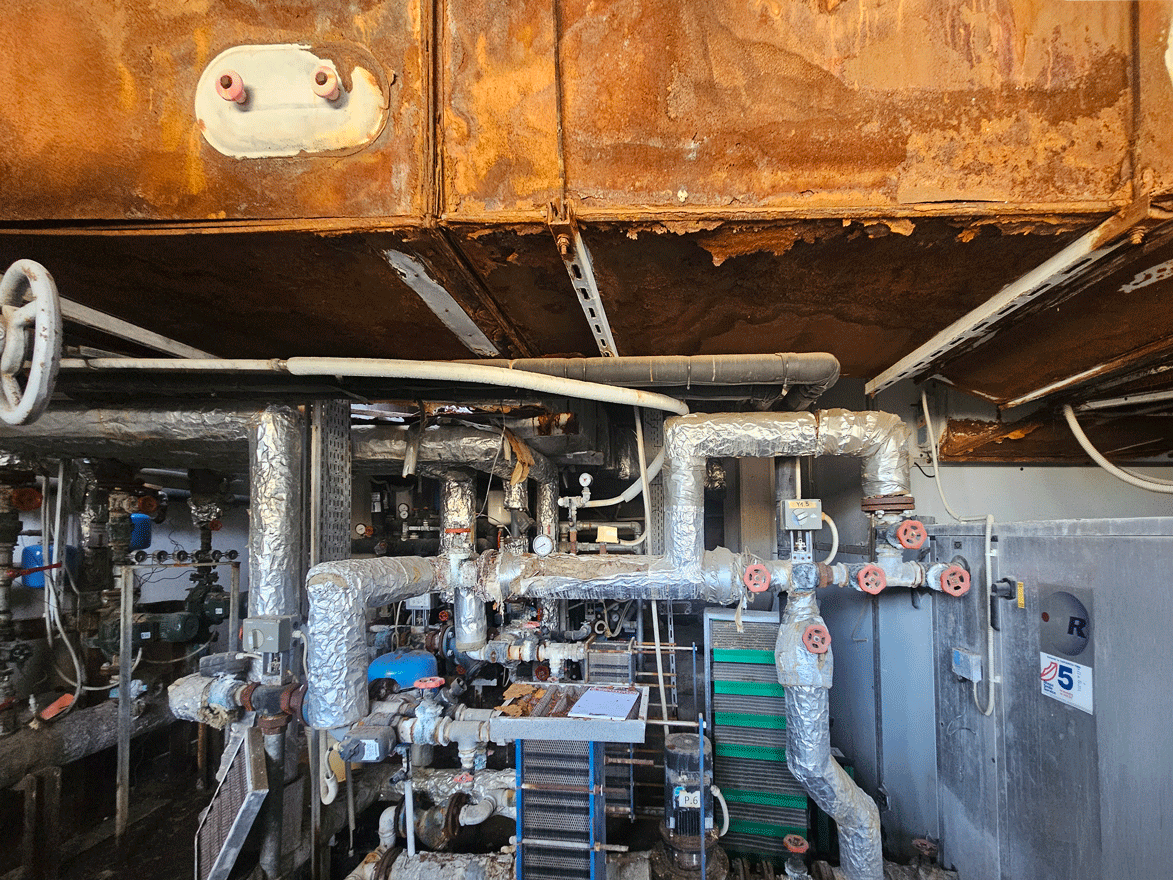 Sala macchine della piscina con impianti termici esistenti.