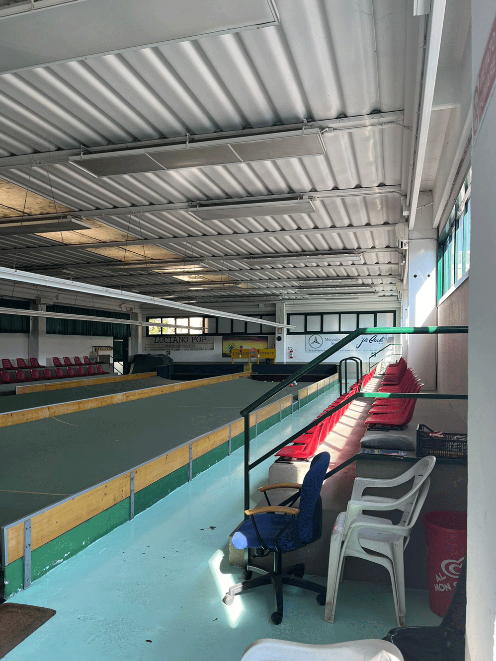 Interno del bocciodromo di Santa Croce con campo da gioco, tribune e copertura dell’impianto sportivo.