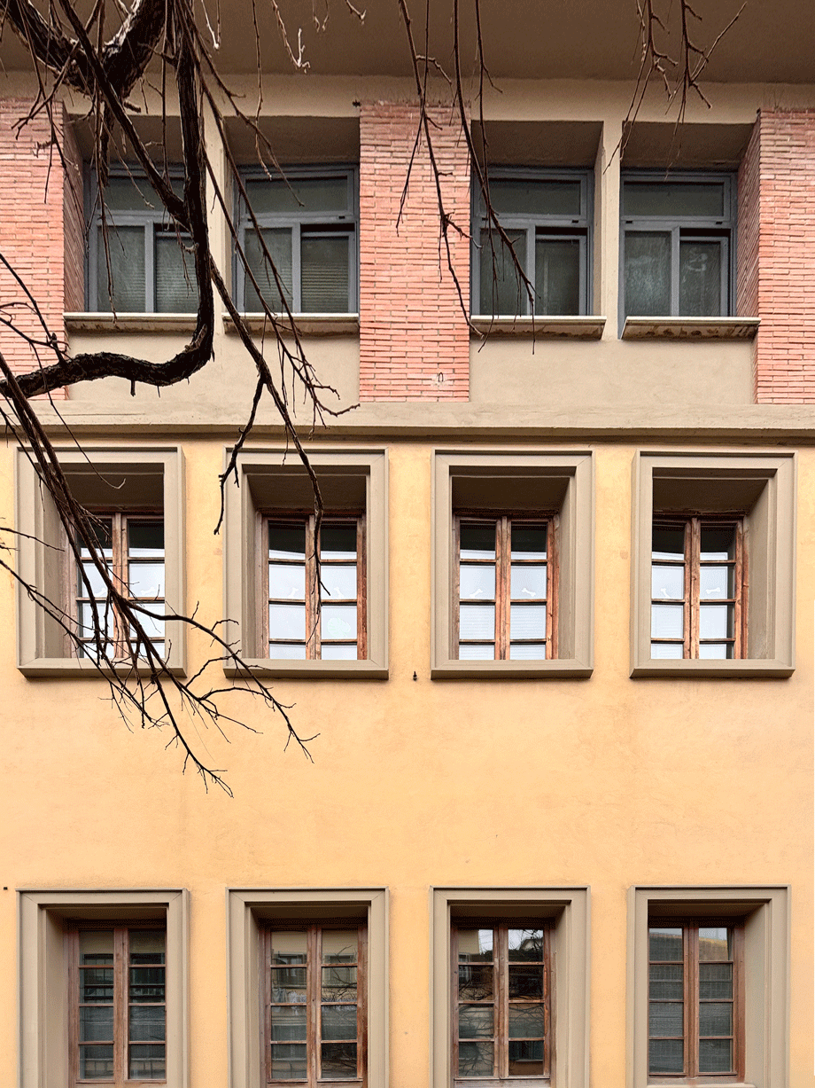 Dettaglio della facciata della Scuola primaria Carducci di Santa Croce con finestre e finiture esterne.
