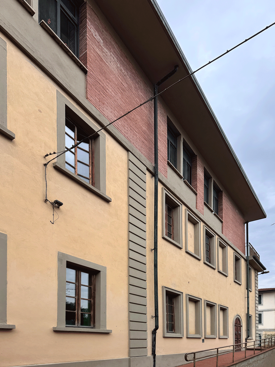 Prospetto laterale della Scuola primaria Carducci di Santa Croce con finestre distribuite su più livelli.