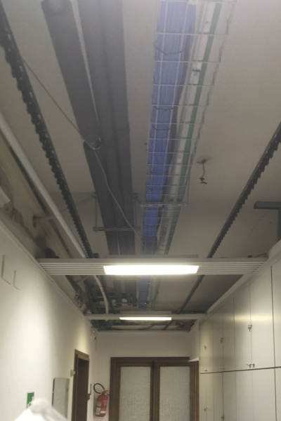 Installazione di passerelle metalliche a soffitto per la distribuzione dei cavi di rete LAN negli uffici CASALP a Livorno.